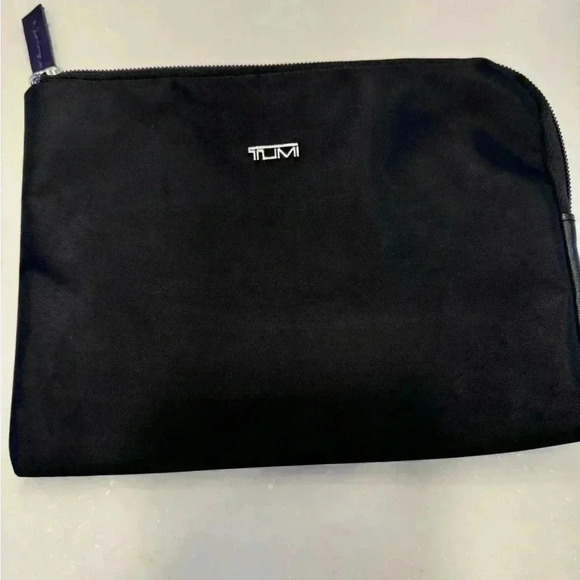 Tumi for Delta cosmetic bag. Black with purple lining. Perfect condition - Picture 1 of 9